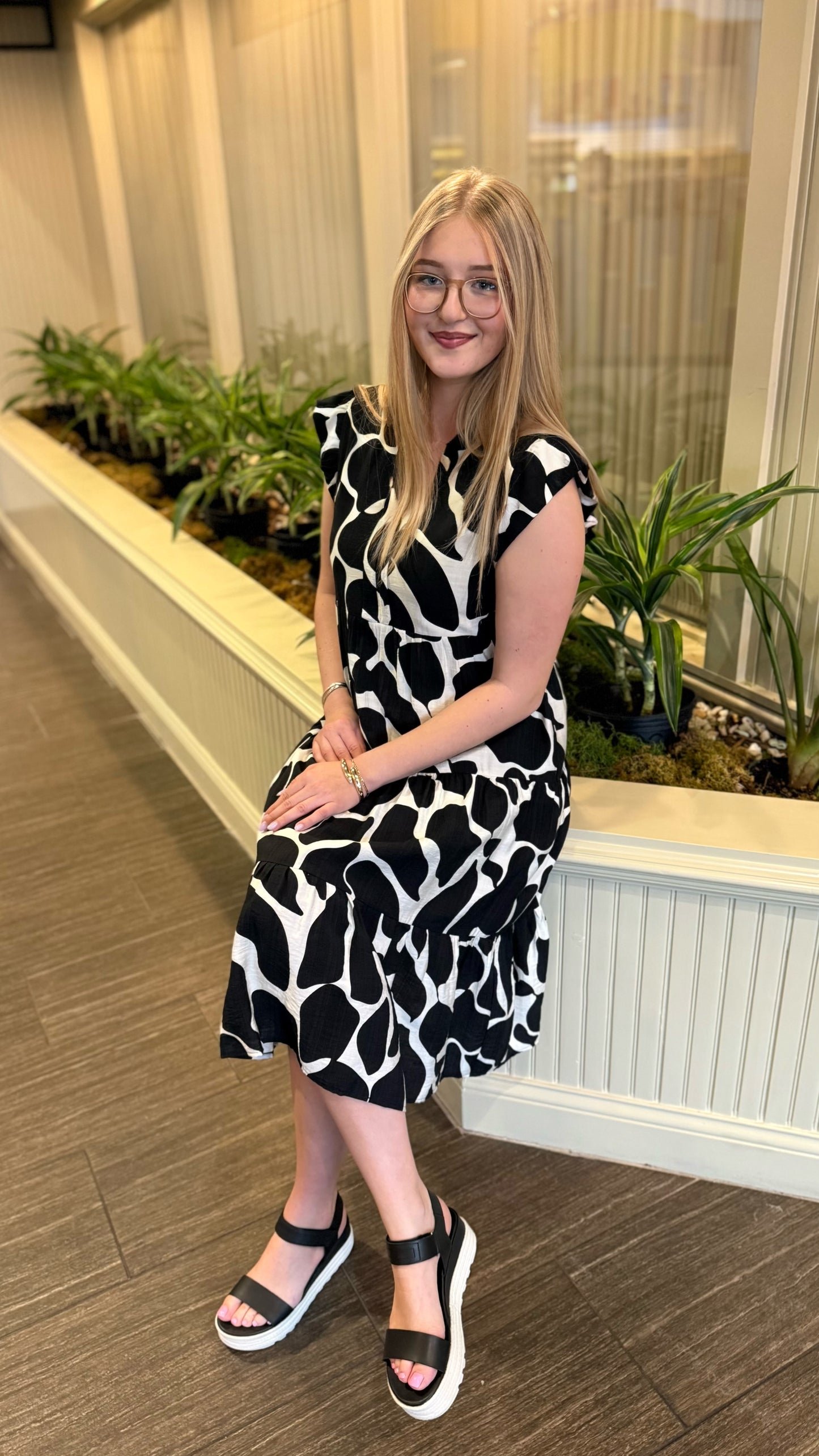 Abby Abstract V Neck Midi Dress - Black/Ivory